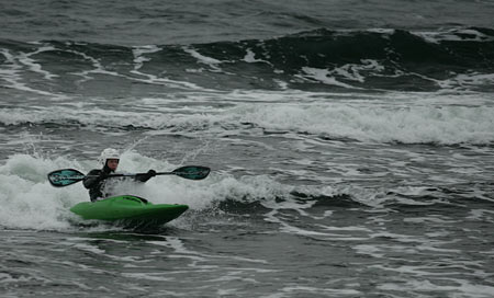 Gamla playbåtar är ofta bra surfkajaker, svårt att få på fenor men de är kul att surfa med.