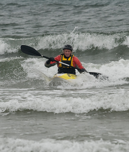 Sussi tar en av sitt livs första surfar i full koncentration.